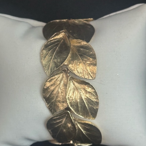 Vintage Trifari feather drop gold earrings,leaf bracelet,pearl brooch set of 3 - Picture 2 of 10